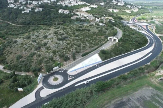 Imagen: Fotografía aérea de la nueva carretera y la gran rotonda de acceso a la urbanización Monte Pego en la CV-700.