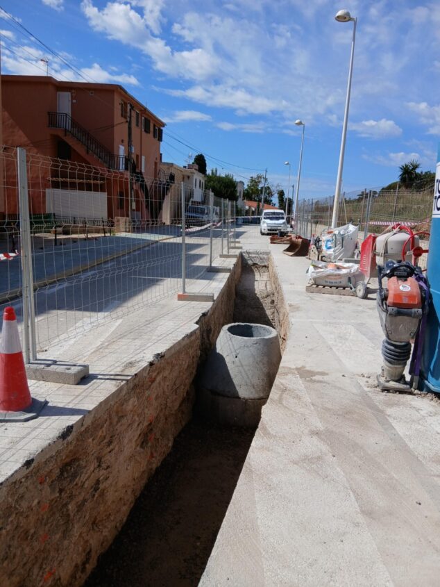 Calp blinda Borumbot contra inundaciones con un nuevo colector de pluviales 3 Imagen: Zanja de obra abierta en una calle con elementos de canalización de hormigón para el nuevo colector de pluviales.