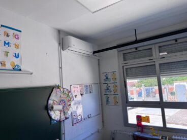 Nueva unidad de aire acondicionado en un aula del CEIP Sanchis Guarner