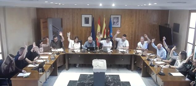 Imagen: Votación a mano alzada en el Pleno del Ayuntamiento de Ondara, con todos los concejales levantando la mano.