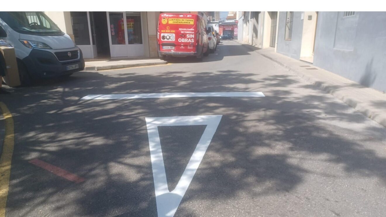 Repintado de señalización vial en la Zona Norte de Ondara