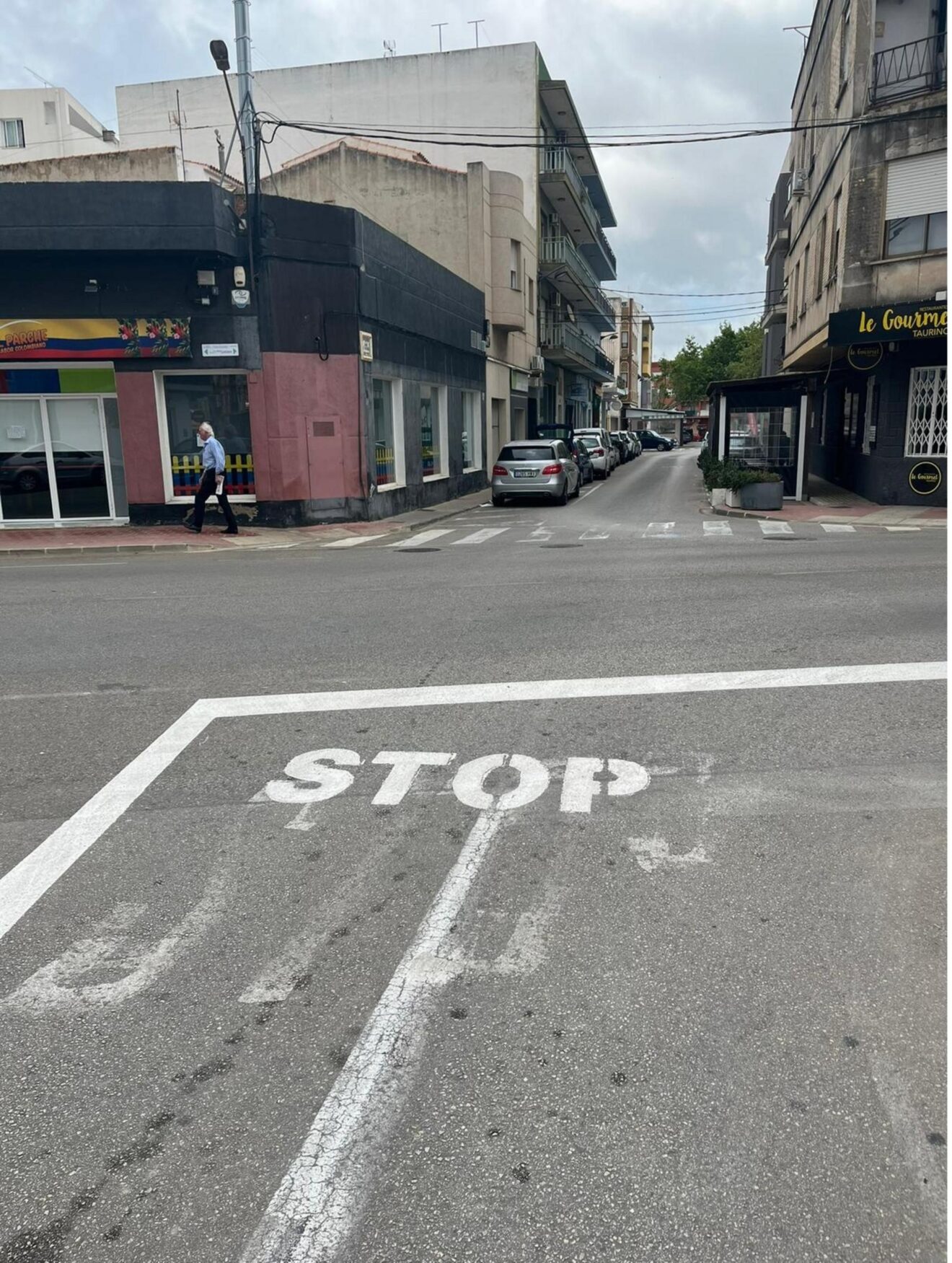 Calle con señalización vial en la Zona Norte de Ondara
