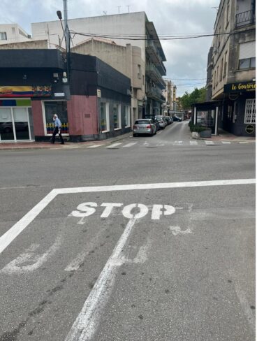 Calle con señalización vial en la Zona Norte de Ondara