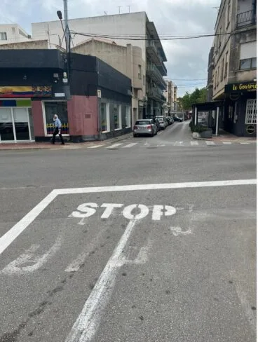 Calle con señalización vial en la Zona Norte de Ondara