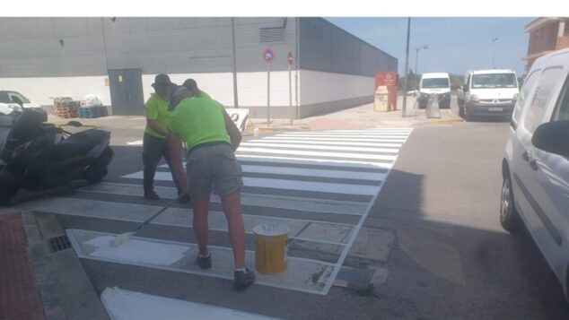 Imagen: Operarios trabajando en el repintado de un paso de peatones.