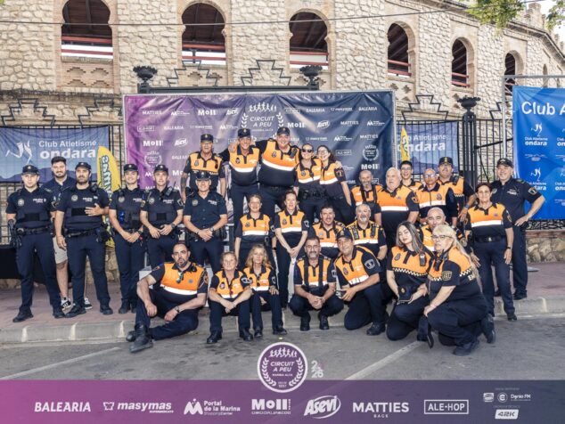 Imagen: Grupo de agentes de policía y protección civil posando en la Cursa Popular de Ondara.