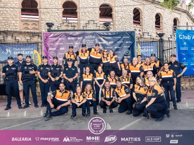 Fran López y María Isabel Ferrer dominan la XXVI Cursa Popular Ondara del Circuit a Peu Marina Alta 2026 2 Imagen: Grupo de agentes de policía y protección civil posando en la Cursa Popular de Ondara.