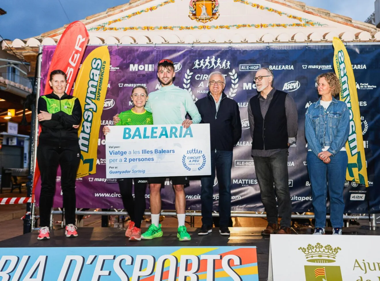 Entrega del premio del sorteo de Baleària en la Cursa de Pedreguer