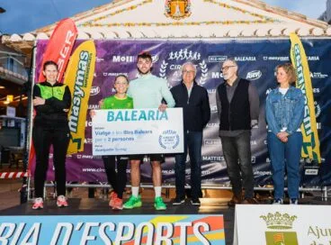 Entrega del premio del sorteo de Baleària en la Cursa de Pedreguer