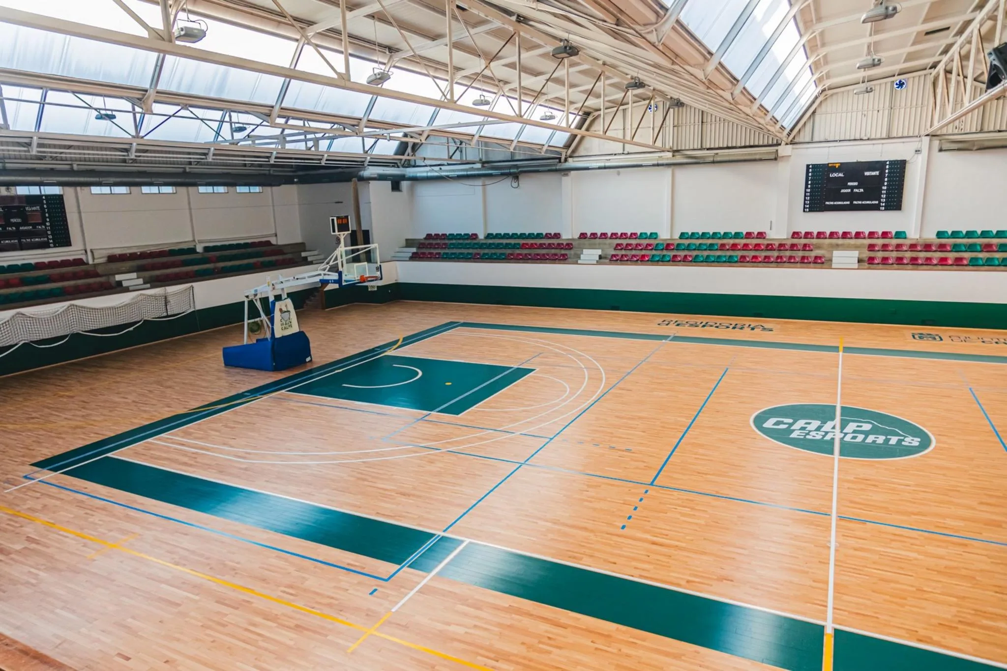 Interior del Pabellón Domingo Crespo con la cancha de baloncesto y las gradas.