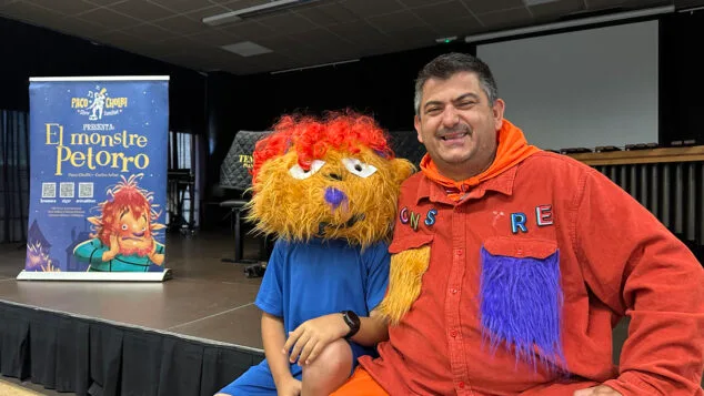 El fenómeno literario que traspasa fronteras (y edades): la historia de «amor» tras 'El monstre Petorro' 5 Imagen: Paco Cholbi y 'El monstre Petorro' en la entrevista para LaMarinaAlta . com