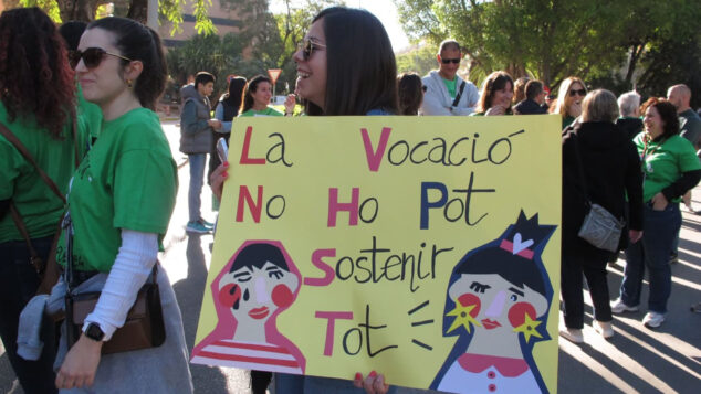 Imagen: Pancarta del profesorado de la Marina Alta en la movilización por el día de huelga educativa el 31 de marzo de 2026