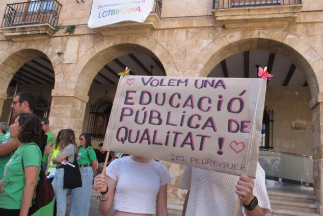 Imagen: Pancarta en la concentración de la comunidad educativa de la Marina Alta en apoyo a los docentes en Dénia