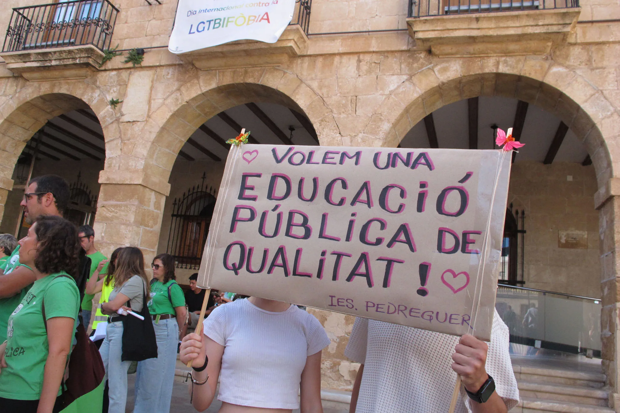 pancarta en la concentracion de la comunidad educativa de la marina alta en apoyo a los docentes en denia
