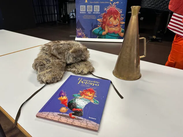 El fenómeno literario que traspasa fronteras (y edades): la historia de «amor» tras 'El monstre Petorro' 2 Imagen: Parte del vestuario de Paco Cholbi para el espectáculo de 'El monstre Petorro'