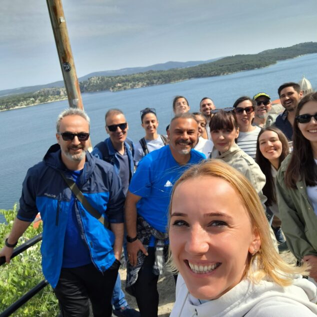 Imagen: Foto de grupo de los participantes del proyecto europeo EQUALPLAY posando en una zona costera de Šibenik, Croacia.
