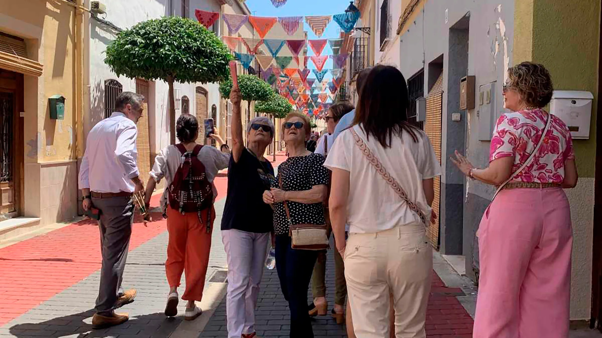 pasacalle durante el safari art 2025 en el verger