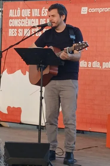 Pau Alabajos actuando en el acto de Compromís en Pedreguer