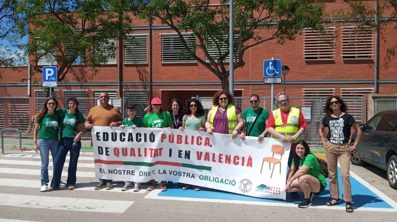 Piquete de docentes en el IES Historiador Chabàs de Dénia durante la huelga indefinida y las evaluaciones