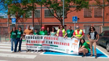 Piquete de docentes en el IES Historiador Chabàs de Dénia durante la huelga indefinida y las evaluaciones