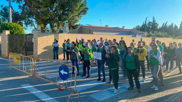 Le ministère de l'Éducation convoque une nouvelle réunion avec les syndicats : « La pression doit se poursuivre. Nous souhaitons négocier depuis septembre. » Image : Piquet d'information d'enseignants de la région de Marina Alta devant l'école IES Xèbic à Ondara le 13 mai