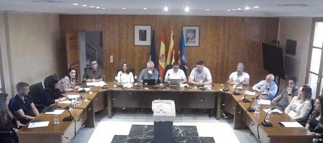 Imagen: Imagen del pleno del Ayuntamiento de Ondara con la corporación municipal y público asistente.