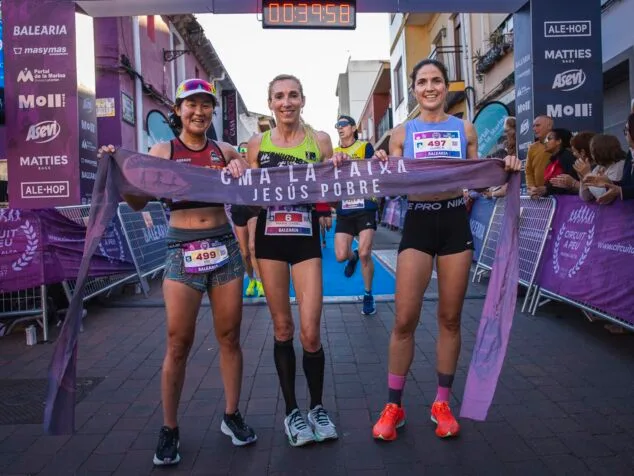Imagen: Fotografía de las tres corredoras ganadoras en el podio de la carrera popular de Jesús Pobre sosteniendo una pancarta.