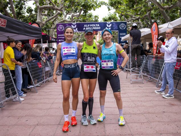 Imagen: Podio femenino de la XLII Volta a Peu a Pego con María Isabel Ferrer, Ángela Llorca y Curi Moya.