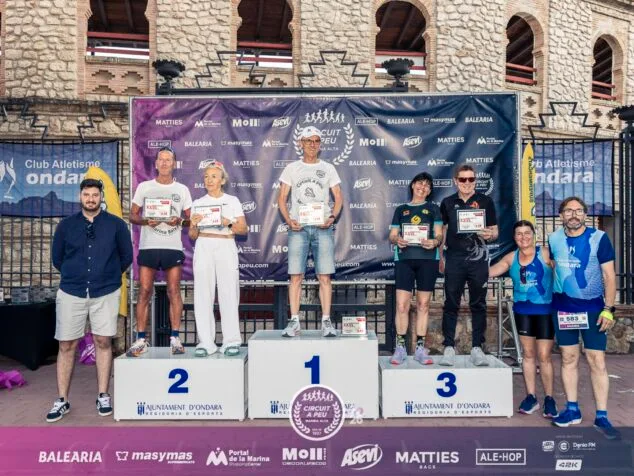 Fran López y María Isabel Ferrer dominan la XXVI Cursa Popular Ondara del Circuit a Peu Marina Alta 2026 6 Imagen: Podio con corredores premiados en la XXVI Cursa Popular Ondara.