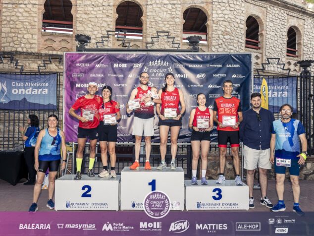 Ganadores locales del club Ondara Tri-Esport en el podio de la Cursa Popular de Ondara.