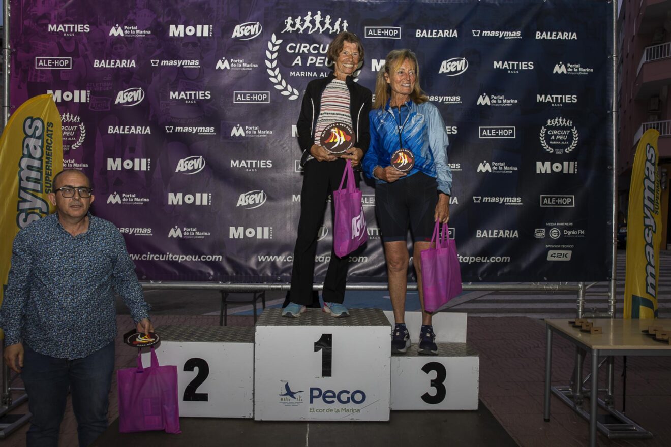 Podio de los ganadores del Premio Asevi en la Volta a Peu a Pego