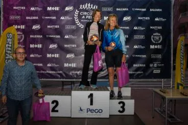 Podio de los ganadores del Premio Asevi en la Volta a Peu a Pego