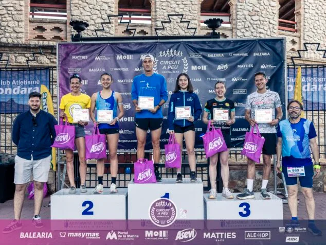 Fran López y María Isabel Ferrer dominan la XXVI Cursa Popular Ondara del Circuit a Peu Marina Alta 2026 8 Grupo de seis atletas jóvenes en un podio deportivo recibiendo premios y bolsas de la marca Asevi tras una carrera.