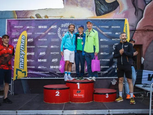 Imagen: Podio de la categoría Veteranos G masculina de la XXVII Cursa Popular Jesús Pobre con lotes Asevi