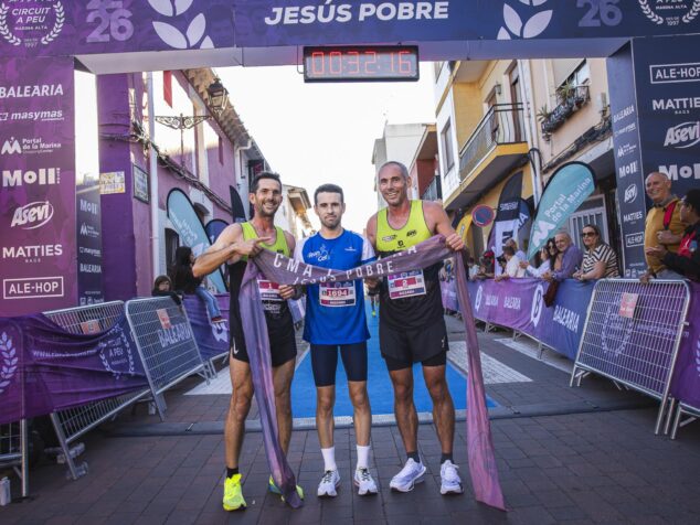 Imagen: Fran López, José Manuel García Barragán y Robert Harrison posan en el podio de la Cursa de Jesús Pobre.