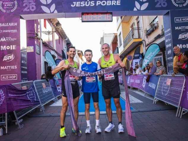 Imagen: Fran López, José Manuel García Barragán y Robert Harrison posan en el podio de la Cursa de Jesús Pobre.