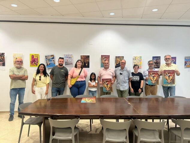 Imagen: Foto de grupo de personas sosteniendo el cartel ganador de las fiestas de Pedreguer 2026.