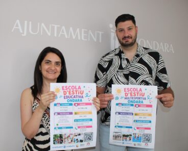 Rosa Ana Marí y Jordi Ruiz sosteniendo los carteles de presentación de las Escuelas de Verano de Ondara 2026.