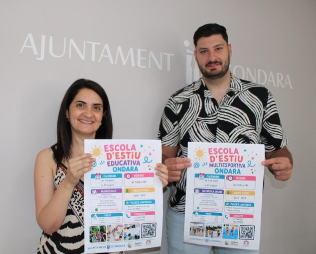 Ondara abre inscripciones para sus 'Escoles d'Estiu 2026' 1 Imagen: Rosa Ana Marí y Jordi Ruiz sosteniendo los carteles de presentación de las Escuelas de Verano de Ondara 2026.