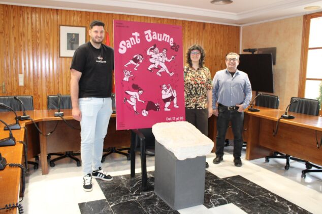 Imagen: Jordi Ruiz, Laura Zaragoza y Miguel Gomis posan con el cartel de las fiestas de Sant Jaume 2026 en el Ayuntamiento de Ondara.