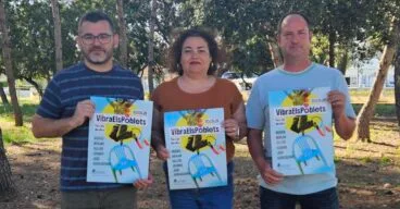 El alcalde y dos concejales de Els Poblets posan en un parque sosteniendo los carteles promocionales de la jornada "Vibra Els Poblets".