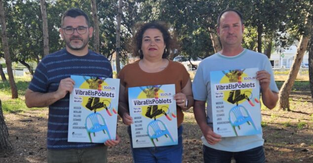 «Vibra Els Poblets» une comercio, asociaciones y vecinos en una gran fiesta de convivencia y cultura 1 Imagen: El alcalde y dos concejales de Els Poblets posan en un parque sosteniendo los carteles promocionales de la jornada "Vibra Els Poblets".