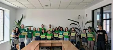 La asamblea docente de la Sección del IES Enric Valor de Orba denuncia graves deficiencias estructurales en el centro 22 Docentes y alcalde de Orba sostienen carteles de apoyo a la educación pública.
