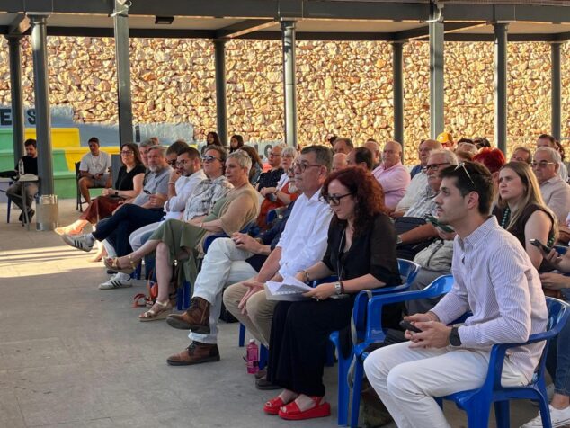 Compromís conmemora 15 años en la alcaldía de Pedreguer y activa su precampaña para 2027 10 Asistentes sentados durante el acto político de Compromís en Pedreguer.