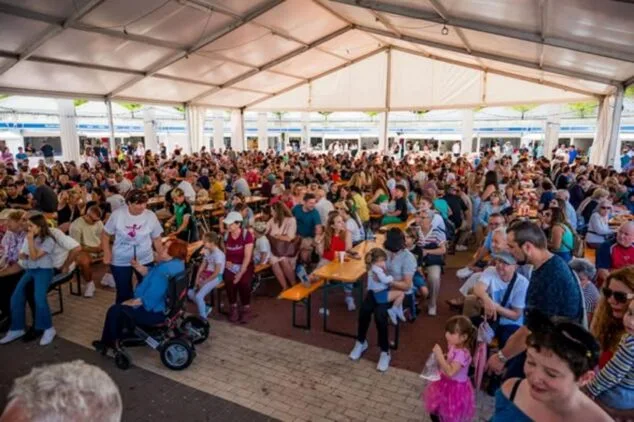 Así es la FiraCalp que transformará la Plaça Major de Calp durante cuatro días 3 Imagen: Multitud de personas sentadas en mesas bajo una gran carpa durante la feria FiraCalp.