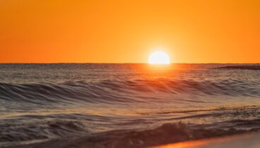 puesta de sol sobre el mar mediterraneo desde la costa norte de denia