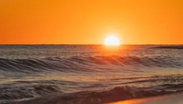 puesta de sol sobre el mar mediterraneo desde la costa norte de denia