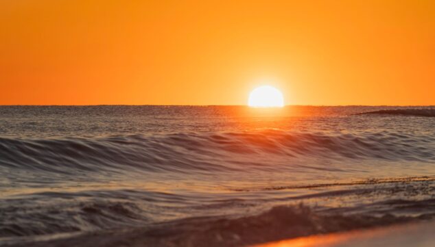 puesta de sol sobre el mar mediterraneo desde la costa norte de denia