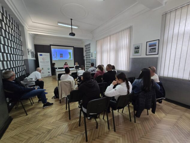 Imagen: Grupo de personas asistiendo a una presentación del proyecto EQUALPLAY en una sala.