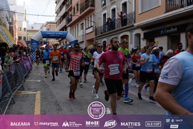 Salida de corredores en la Cursa de Pedreguer.